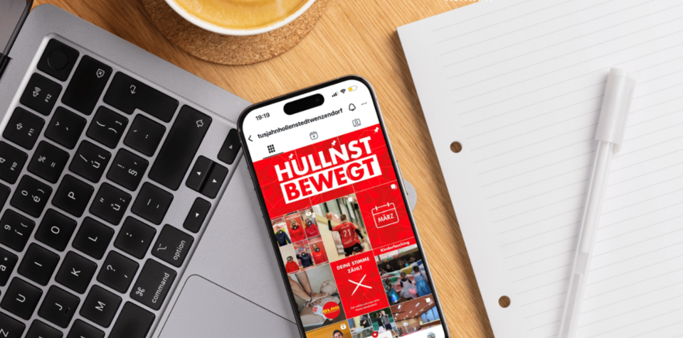 Smartphone mit Instagram-Profil 'hullnsthollenstedtwenzendorf' und Beitragsüberschrift 'HÜLLNST BEWEGT' auf Laptop-Tastatur neben Notizblock und Stift