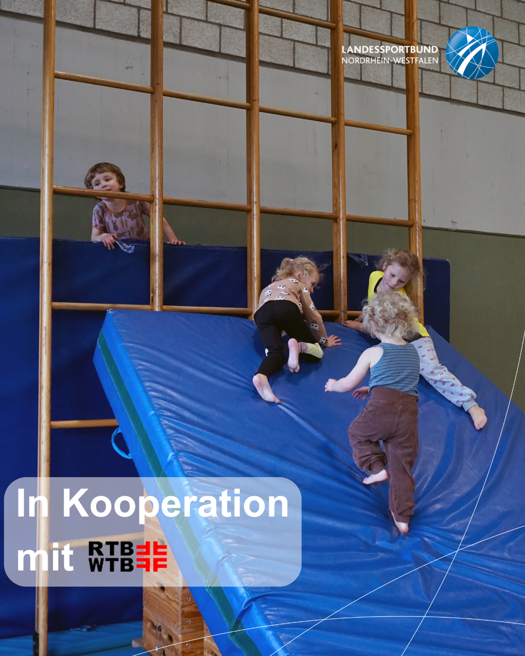 Kinder klettern auf einem Großgeräteaufbau herum. In Kooperation mit dem RTB und WTB.