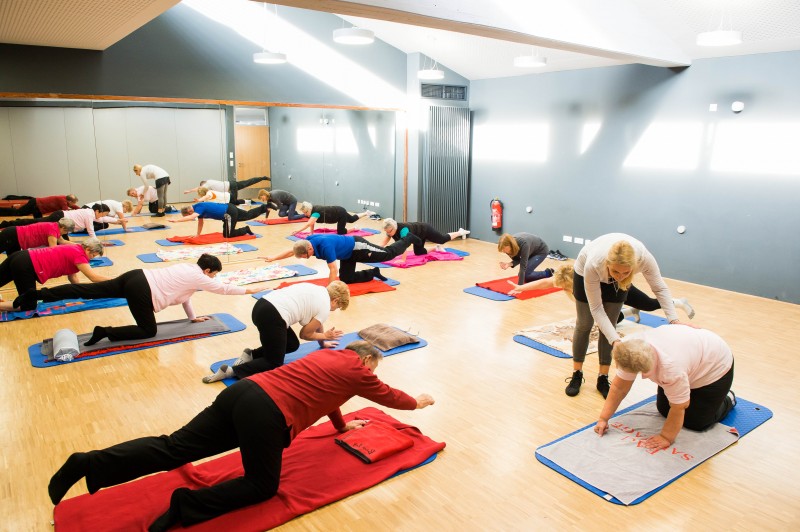 Gruppe unterschiedlichen Alters machen Yoga
