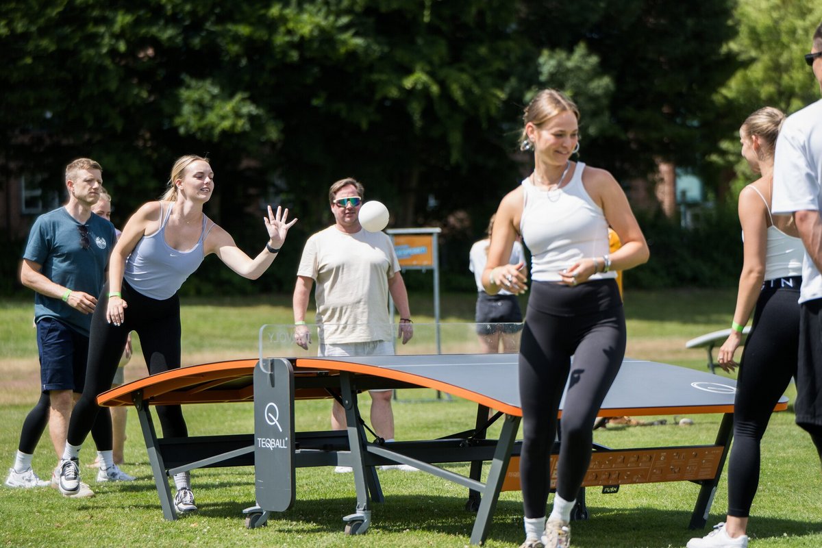 Gruppe hat spaß beim teqball spielen